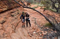 Escursioniste lungo il sentiero alto di Kings Canyon (Australia) - Le rocce di Kings Canyon, vecchie di circa 400 milioni di anni, sono sicuramente tra le attrazioni principali del canyon. Si ...