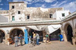 Centro storico di Essaouira, Marocco - Nelle sue botteghe si possono ammirare e acquistare splendidi prodotti di artigianato locale fra cui oggetti in legno di tuia, vestiti ricamati e tappeti. ...