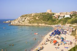 Estate sulle spiagge di Santa Teresa di Gallura, Sardegna -  Affollate di turisti e residenti, le belle spiagge che si snodano sul litorale di Santa Teresa di Gallura offrono tratti di ...