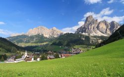 Estate a Corvara, Val Badia - Ai piedi del passo Campolongo e del passo Gardena, in Alta Badia, si trova Corvara, uno dei centri turistici più famosi del Trentino Alto Adige. La località ...