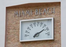 Estate a Miami Beach: il termometro in gradi Fahreneit segna 100°F, che equivalgono a circa 37°C. DAta la sua latitudine, le temperatura tropicali di Miami Beach sono una costante durante ...