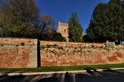 Muro esterno del Castello di Bevilaqua, il verde all'interno è realtivo al grande Giardino Pensile, ci troviamo nel sud-est della Provincia di Verona