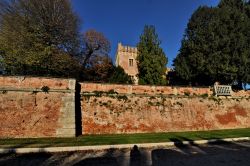 Muro esterno del Castello di Bevilaqua, il verde all'interno è realtivo al grande Giardino Pensile, ci troviamo nel sud-est della Provincia di Verona