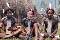 Etnia Dani, alcuni uomini in un villaggio della Papua Nuova Guinea - Foto di Giulio Badini, I Viaggi di Maurizio Levi.