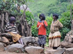 Donne di etnia Konso, Etiopia (Africa): tradizionali fazzoletti racchiudono i capelli delle donne che indossano solitamente gonne a balzo coloratissime.
