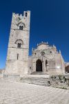 Chiesa Matrice (o Duomo dell'Assunta) di Erice, Trapani, Sicilia: la facciata in stile gotico trecentesco e il campanile. Fu proprio il campanile ad essere eretto per primo, nel XIV secolo, ...