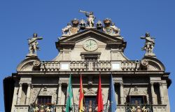 La facciata del Palazzo Municipale di Pamplona, in Piazza del Municipio. Fondato nel XV secolo in stile barocco ma danneggiato più volte nel corso dei secoli, ha comunque mantenuto la ...