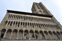 Facciata e campanile della chiesa di Santa Maria della Pieve, uno dei capolavori architettonici della città di Arezzo