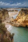 Falesie e spiagge lungo la costa di Lagos in Algarve, la regione turistica del sud del Portogallo - © Jan Mastnik / Shutterstock.com
