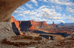 Il Parco Nazionale di Canyonlands, nello Utah (USA), è ricco di sculture naturali scavate nella roccia. C'è però anche qualche creazione umana, come il False Kiva, un ...