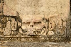 Nel sito archeologico di Palenque (Messico) rimangono le sontuose rovine Maya. Templi e architetture sono ornati con bassorilievi e sculture, come questo stucco a forma di teschio - © soft_light / ...