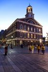 Faneuil Hall è un grande centro commerciale nel cuore di Boston, situato di fronte al porto, composto da tre edifici che ospitano oltre 70 prestigiosi negozi e punti di ristoro, tra profumi ...