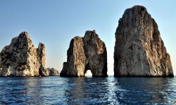 i Faraglioni di Capri visti dal lato ovest, durante il tour dell'isola in barca