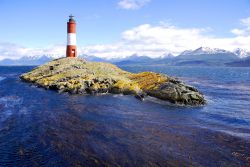 Faro sul Canale Beagle, che prese il nome dalla nave, il brigantino che fece compiere a Charles Darwing il giro del mondo. In lontananza la Terra del Fuoco dove si trova Ushuaia la città ...