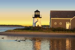 Faro di Hyannis al tramonto: ci troviamo a Cape Cod nel Massachusetts (USA) - © 79866124 / Shutterstock.com