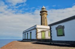 Il Faro de Orchilla, il faro costruito all'estremità occidentale dell'isola accanto al monumento dedicato al meridiano zero a El Hierro - © underworld / Shutterstock.com