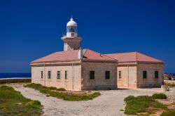Il Faro di Punta Nati veglia sulla costa nord di Cittadella di Minorca, nelle Isole Baleari, Spagna. Fu costruito e inaugurato nel 1912, dopo l'ennesimo naufragio causato dalle correnti ...