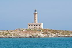 Il Faro di Santa Eufemia si trova vicino a Vieste, la cittadina di mare sul promontorio del Gargano in Puglia - © Mi.Ti. / Shutterstock.com