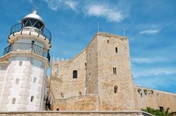 Faro e Castello dei Templari (detto di Papa Luna) a Peniscola in Spagna - © Massimiliano Pieraccini / Shutterstock.com