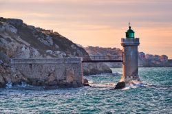 Faro nel porto di Marsiglia, il più importante ...