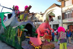 Solothurn Fasnacht Honolulu: nella città di Soletta nel nord della Svizzera il famoso carnevale hawaiano della Svizzera - ©  Userhelp.ch CC BY-SA 3.0 en Wikimedia Commons ...