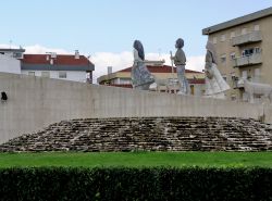 Il monumento ai pastorelli che si trova in centro ...