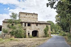 Una fattoria nelle campagne di Assisi. Inserita nel 2000 nell'elenco del patrimonio dell'Unesco, Asissi costituisce un modello unico di continuità storica di una città ...