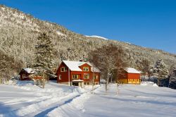 Neve sulle fattorie di Molde, Norvegia - A caratterizzare questa località della penisola scandinava è un clima temperato e mite rispetto a quello dell'entroterra con estati ...