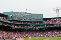 Fenway Park è lo stadio storico dei Boston Red Sox, situato accanto a Kenmore Square e in funzione dal 1912, capace di contenere quasi 38 mila persone - © Joyce Vincent / Shutterstock.com ...