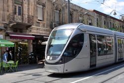 La ferrovia leggera di Gerusalemme, Israele, in via Jaffa. Aperta nell'agosto del 2011, la linea viene usata ogni giorno da oltre 100 mila persone tra turisti e locali - © ChameleonsEye ...