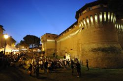 Festa Artusiana a Forlimpopoli: la rocca illuminata e le bancarelle della sagra - © www.festartusiana.it