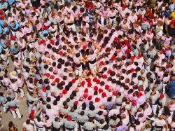 Festa a Terrassa (Spagna): nella foto si intuisce la tecnica utilizzata  per costruire i Castells, le torri umane tipiche delle feste che si svolgono in Catalogna - © Karol Kozlowski ...