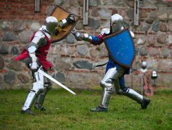 Festa medievale a Kaunas in Lituania. Due armigeri ...