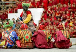 Il Festival di Tsechu a Thimphu nel Bhutan. Sono tantissimi i pellegrini che si recano nella capitale durante questa festività, ed anche i mercati si aninimano di merci e venditori, più ...