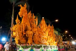 Festival delle candele a Ubon Ratchathani, Thailandia - Con il passare degli anni, le piccole statue di cera della tradizionale Kabuan Hae Tian si sono trasformate in grandi sculture elaborate ...