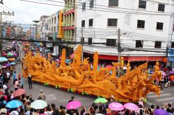 Uno scatto della pittoresca sfilata inscenata ogni anno in occasione del Festival delle Candele di Nakhon Ratchasima, in Thailandia  - © My Life Graphic / Shutterstock.com 