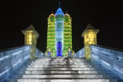 Il Festival di Harbin in Cina, tra sculture di neve e ghiaccio: una scala fatta da blocchi di ghiaccio conduce ad un palazzo incantato - © TonyV3112 / Shutterstock.com