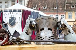 Festival medievale a Brasov, Romania - Nobili, cavalieri, dame e monaci: sono loro i protagonisti del corteo che ogni anno, a fine estate, inaugura il tradizionale festival medievale che si ...
