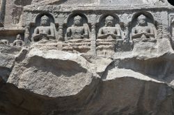 Figure scolpite nella roccia presso le Ajanta Caves in India - © JeremyRichards / Shutterstock.com