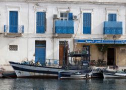 Finestre colorate lungo la marina di Bizerte (Biserta) in Tunisia - © posztos / Shutterstock.com