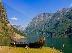 Fiordo di Gudvangen, Norvegia: paesaggio con barca in stile vikingo - © Voyagerix / Shutterstock.com