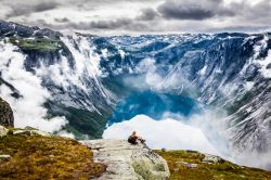 Paesaggio norvegese nella zona di Trolltunga nelle regione di Bergen. Da questa roccia sporgente che si staglia in orizzontale al di sopra del villaggio di Skjeggedal si può ammirare ...