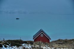 un fiordo illuminato dalla debole luce invernale: ...