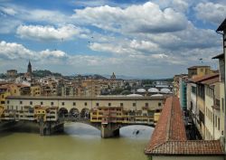 Firenze: il fiume Arno ed il Ponte Vecchio, famoso per le sue botteghe e meta di shopping per numerosi turisti, Toscana.
