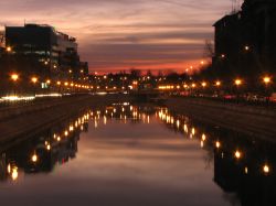 Il Dâmboviţa dopo il tramonto riflette le luci di Bucarest e riempie la capitale romena di romanticismo © Alexandru Cristian Ciobanu / Shutterstock.com