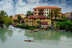 Il fiume Dora Baltea a Ivrea (Piemonte)  - © Pecold / Shutterstock.com