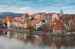 Il fiume Drava a Maribor, Slovenia - Affluente del Danubio, il Drava nasce nel territorio italiano di Dobbiaco ai piedi della Cima Nove, per esattezza nella foresta delle canne, in quello che ...