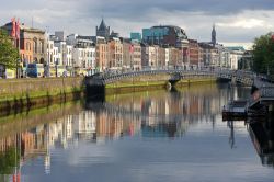 Il fiume Liffey con i palazzi di Dublino, la capitale dell'Irlanda, che si riflettono sulle acque calme, poco prima del tramonto  - © Thierry Maffeis / Shutterstock.com