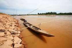 Fiume Mekong nei pressi di Ubon Ratchathani, Thailandia  - Dall'altopiano del Tibet, il Mekong attraversa la provincia cinese dello Yunnan, Birmania, Thailandia, Laos, Cambogia e Vietnam. ...