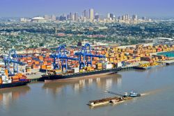 Foto panoramica del fiume Mississippi e del porto di New Orleans - Una bella immagine della skyline di New Orleans che sorge sulle rive del lungo fiume che nasce nel nord del Minnesota e sfocia ...